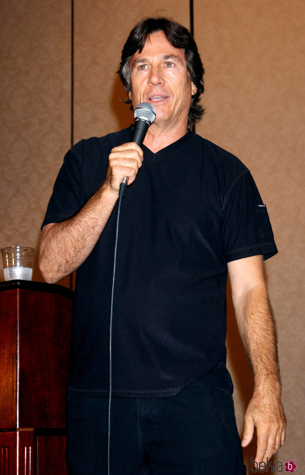 Richard Hatch ofreciendo una conferencia sobre 'Battlestar Galactica' en 2003