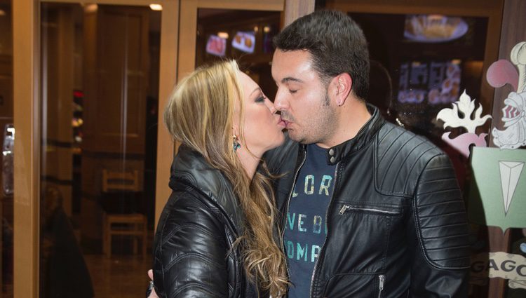 Belén Esteban y Miguel besándose en el cumpleaños de Kike Calleja