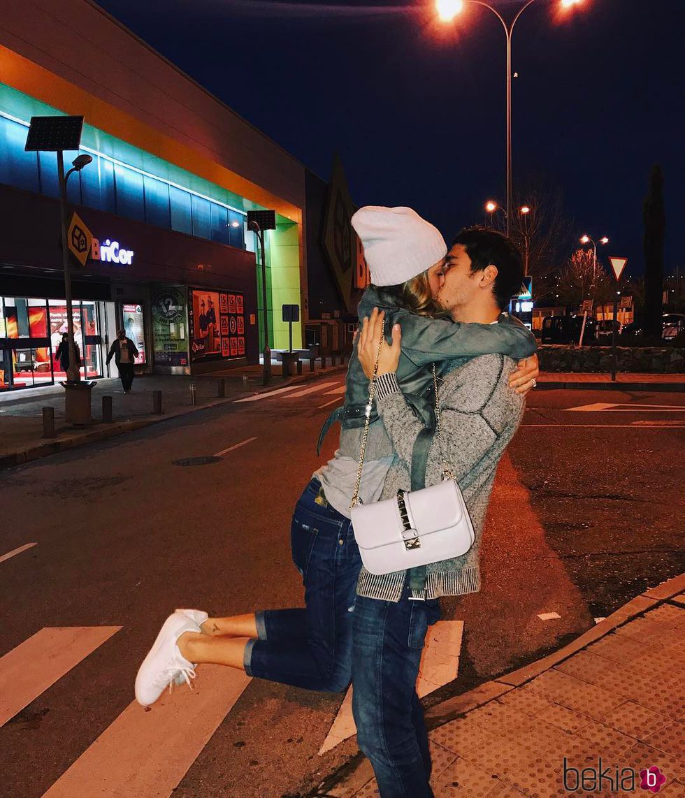 Álvaro Morata y Alice Campello se besan apasionadamente en la calle