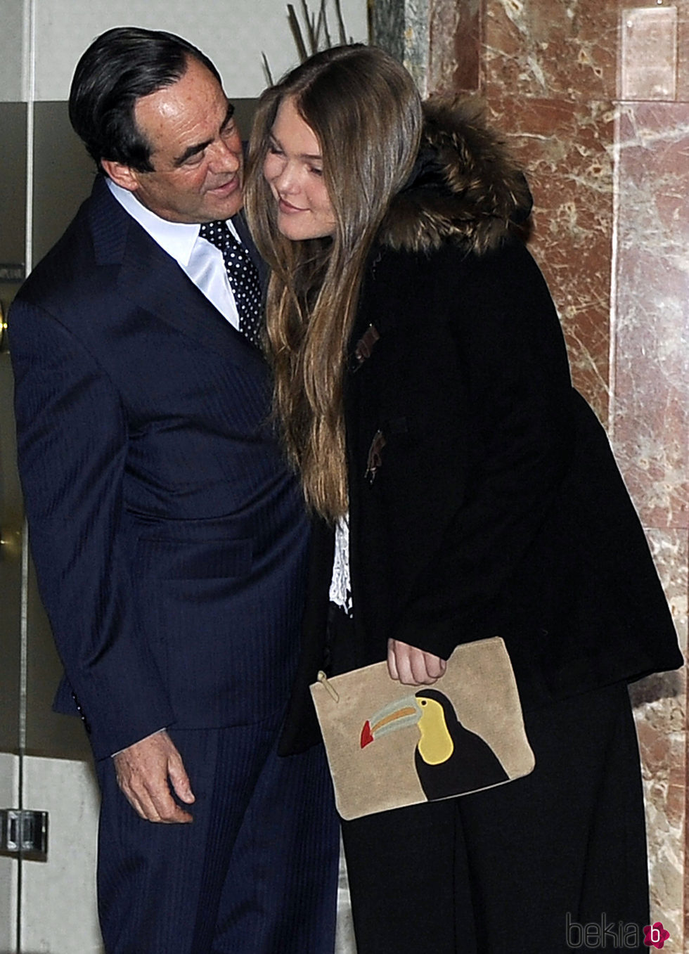 Sofía Bono con su padre José Bono en la presentación de su libro