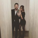 Leo Messi y Antonella Roccuzzo haciéndose un selfie frente al espejo