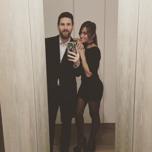 Leo Messi Y Antonella Roccuzzo Haciéndose Un Selfie Frente Al Espejo El Discreto Noviazgo De