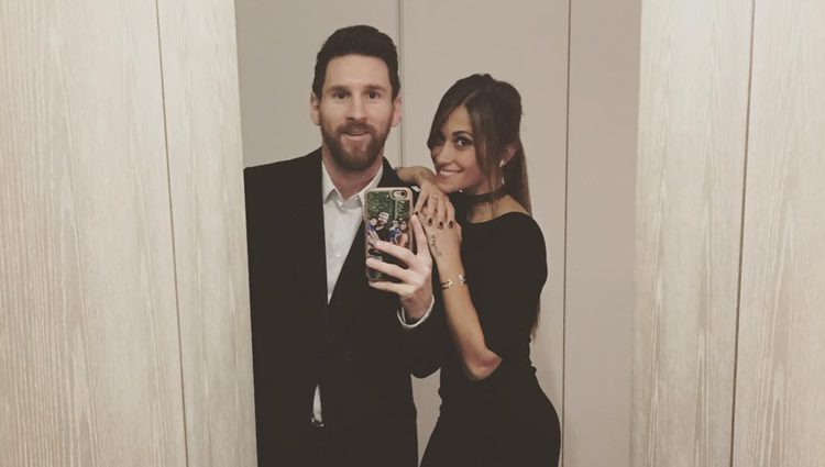 Leo Messi y Antonella Roccuzzo haciéndose un selfie frente al espejo