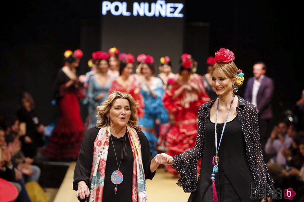 Alba Carrillo y María del Mar Núñez en el desfile flamenco de Jerez