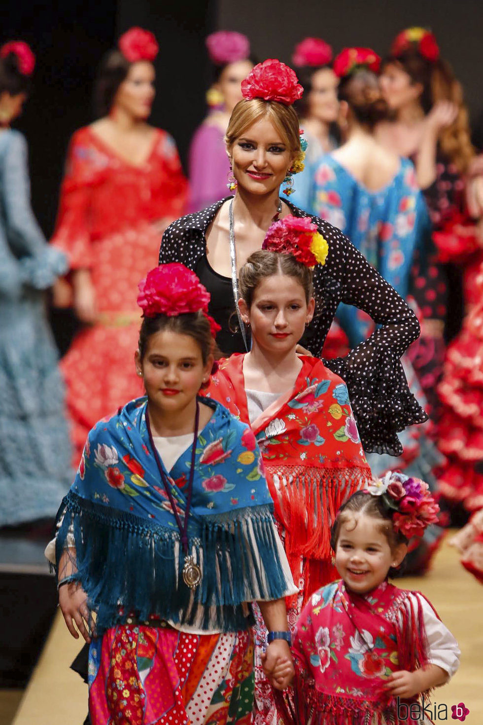 Alba Carrillo y unas niñas en el desfile flamenco de Pol Núñez de Jerez