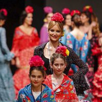 Alba Carrillo y unas niñas en el desfile flamenco de Pol Núñez de Jerez