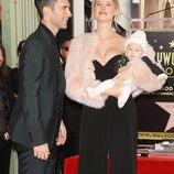 Adam Levine acompañado de su mujer y su hija el día que recibía una estrella en el Paseo de la Fama