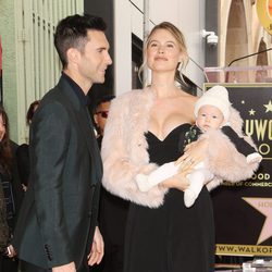 Adam Levine acompañado de su mujer y su hija el día que recibía una estrella en el Paseo de la Fama