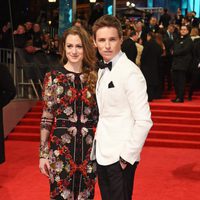 Eddie Redmayne y Hannah Bagshawe en la alfombra roja de los Premios Bafta 2017