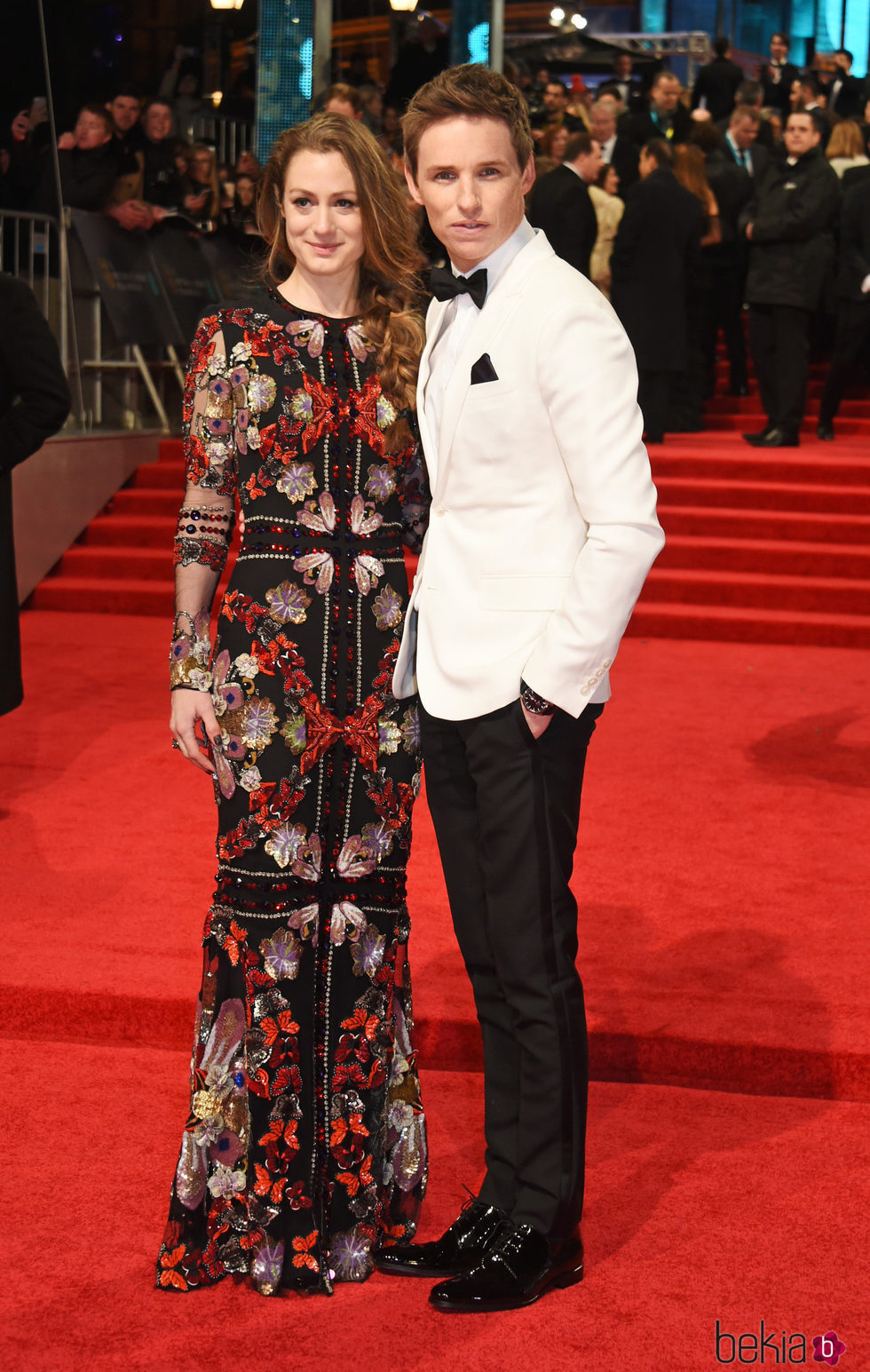 Eddie Redmayne y Hannah Bagshawe en la alfombra roja de los Premios Bafta 2017