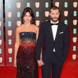 Jamie Dornan y Amelia Warner en la alfombra roja de los Premios Bafta 2017