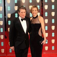 Hugh Grant y  Anna Elisabet Eberstein en la alfombra roja de los Premios Bafta 2017