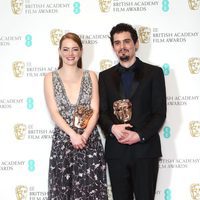 Damien Chazelle y Emma Stone con sus galardones de los Premios Bafta 2017