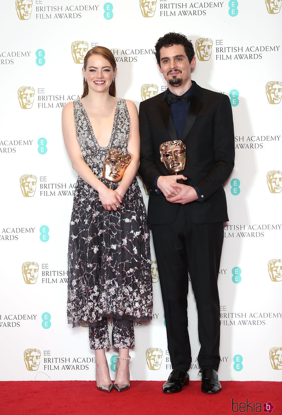 Damien Chazelle y Emma Stone con sus galardones de los Premios Bafta 2017