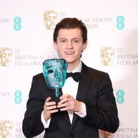 Tom Holland con su galardón los Premios Bafta 2017