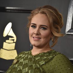 Adele en la alfombra roja de los Premios Grammy 2017