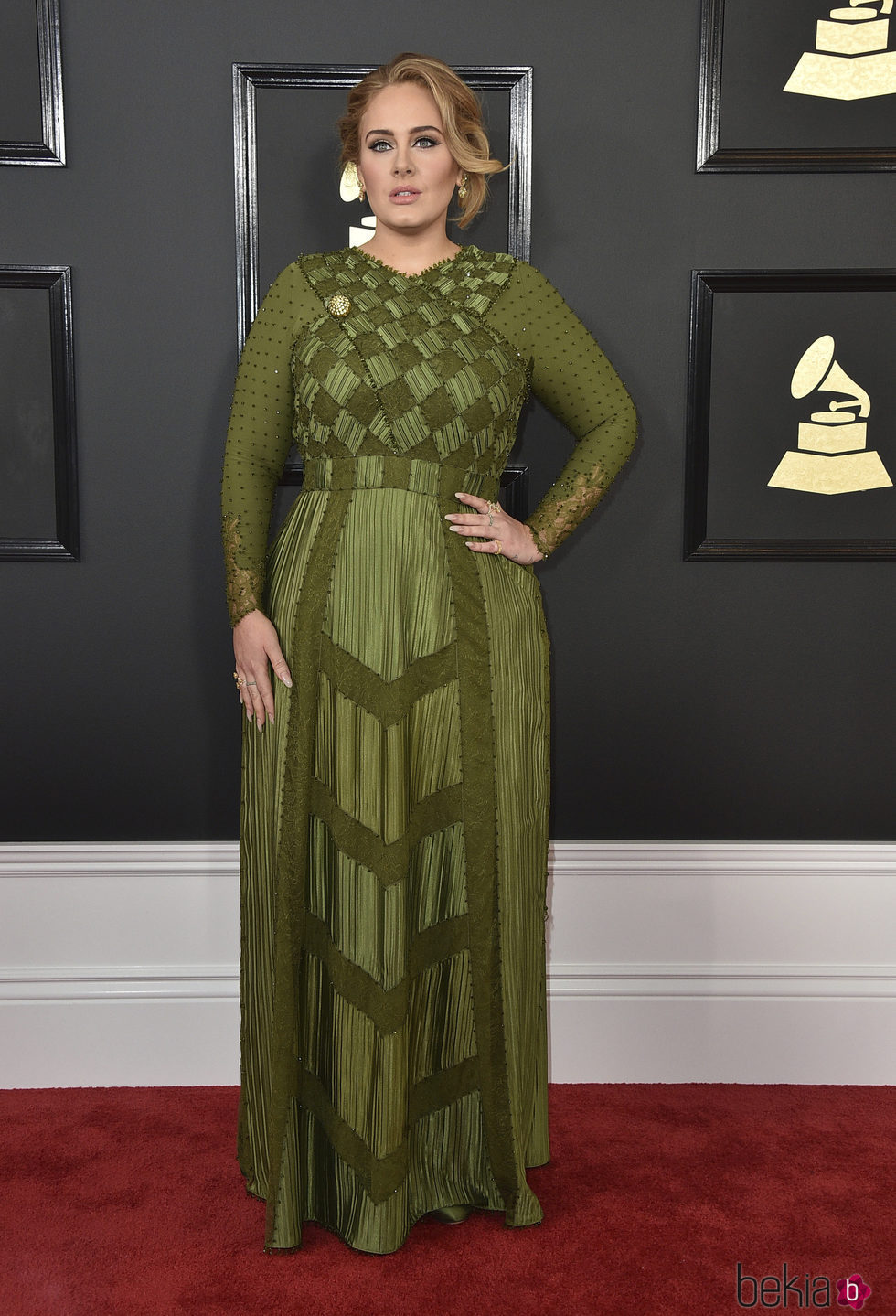 Adele luciendo un espectacular vestido verde en los Premios Grammy 2017
