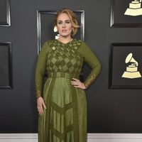 Adele luciendo un espectacular vestido verde en los Premios Grammy 2017