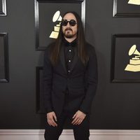 El DJ Steve Aoki en la alfombra roja de los Premios Grammy 2017