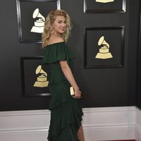 Tori Kelly en la alfombra roja de los Premios Grammy 2017
