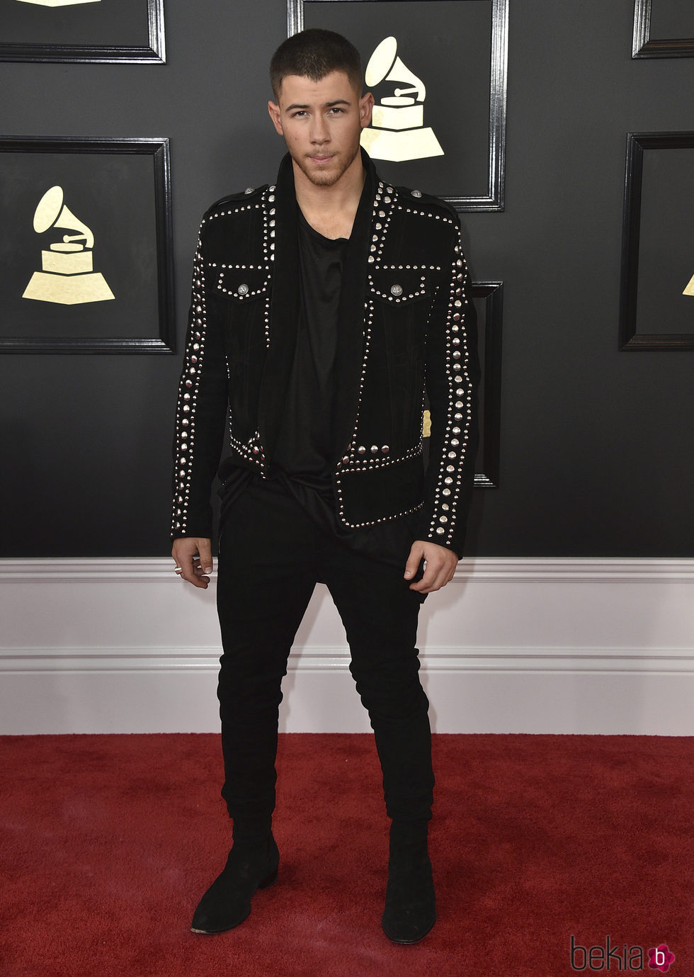 Nick Jonas en la alfombra roja de los Premios Grammy 2017