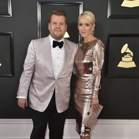 James Corden junto a Julia Carey en la alfombra roja de los Premios Grammy 2017