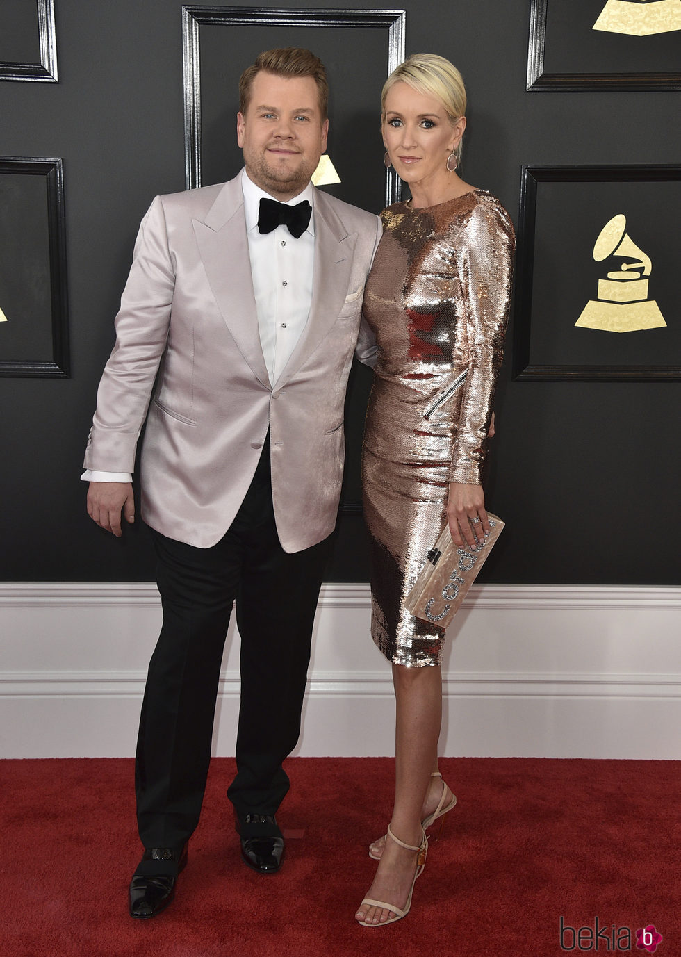 James Corden junto a Julia Carey en la alfombra roja de los Premios Grammy 2017