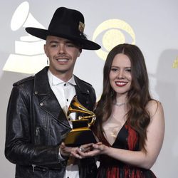 Jesse & Joy con su premio en los Premios Grammy 2017