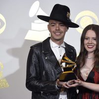 Jesse & Joy con su premio en los Premios Grammy 2017