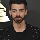 Joe Jonas en la alfombra roja de los Premios Grammy 2017