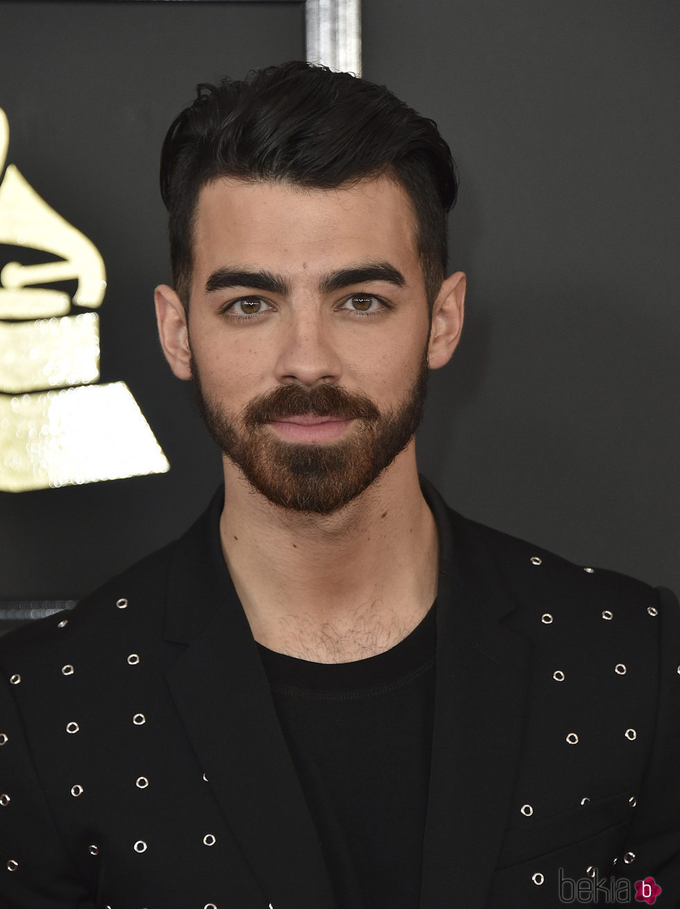 Joe Jonas en la alfombra roja de los Premios Grammy 2017