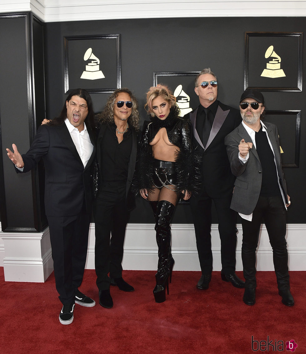Lady Gaga y el grupo Metallica en la alfombra roja de los Premios Grammy 2017