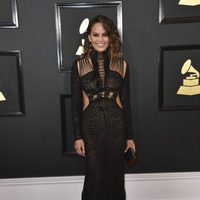 Chrissy Teigen en la alfombra roja de los Premios Grammy 2017