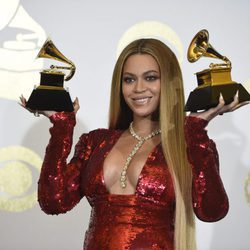 Beyoncé con sus dos premios Grammy 2017