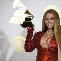 Beyoncé con sus dos premios Grammy 2017