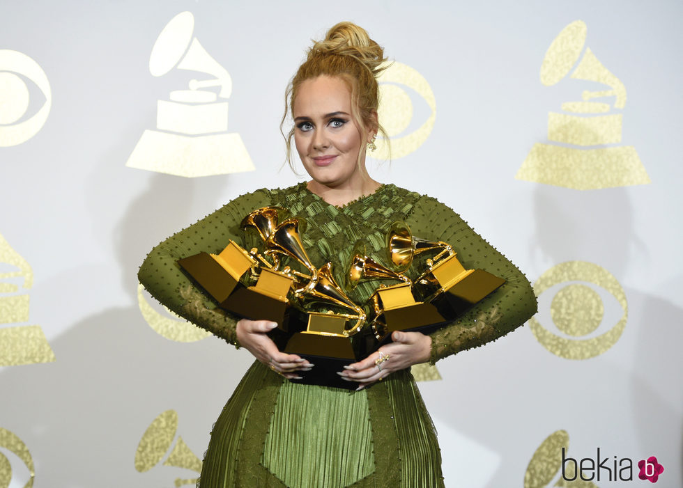 Adele con sus cinco trofeos en los Premios Grammy 2017 Ganadores de