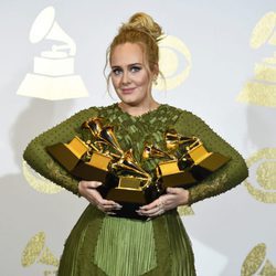 Adele con sus cinco trofeos en los Premios Grammy 2017