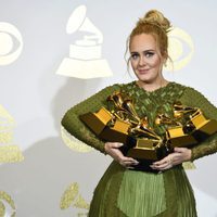 Adele con sus cinco trofeos en los Premios Grammy 2017
