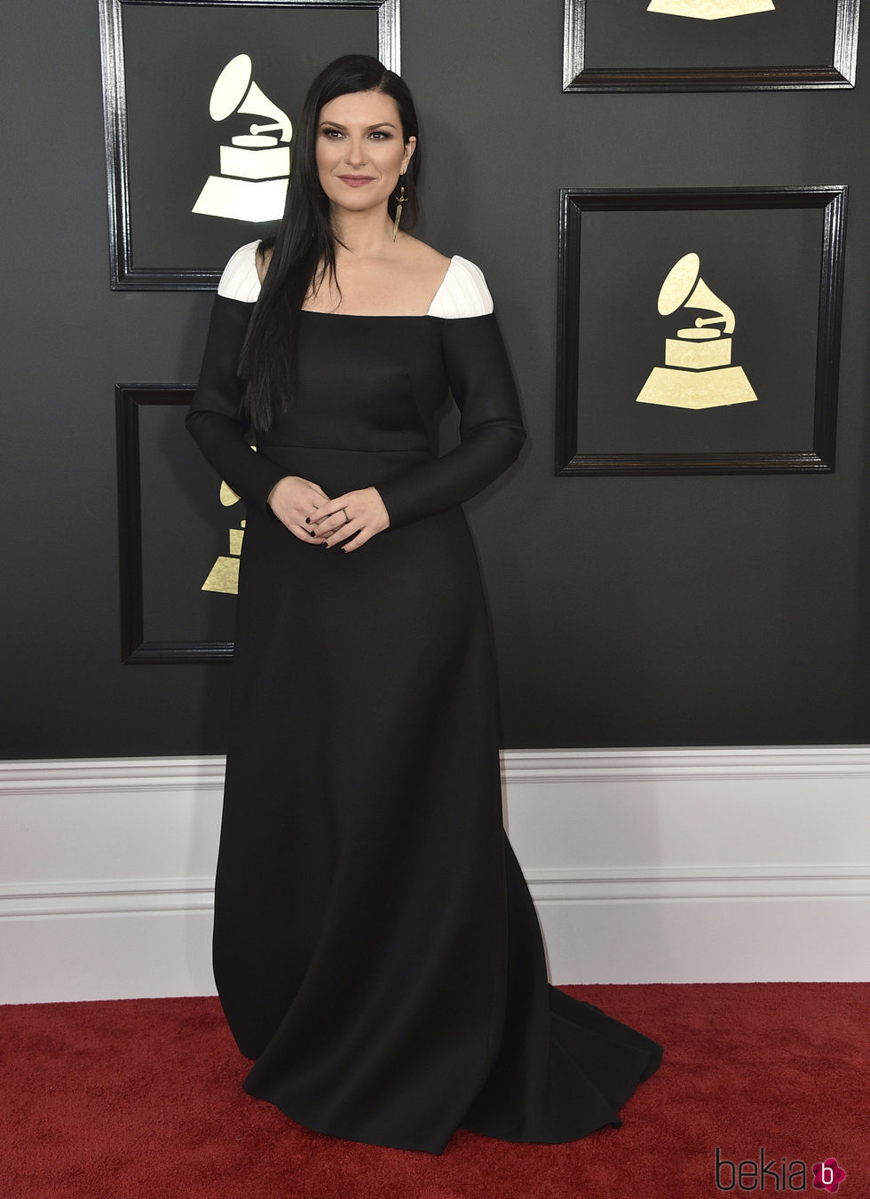 Laura Pausini en la alfombra roja de los Premios Grammy 2017