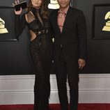John Legend y Chrissy Teigen en la alfombra roja de los Premios Grammy 2017