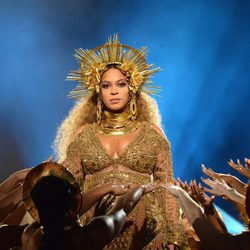 Beyoncé actuando en los Premios Grammy 2017
