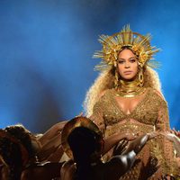 Beyoncé actuando en los Premios Grammy 2017