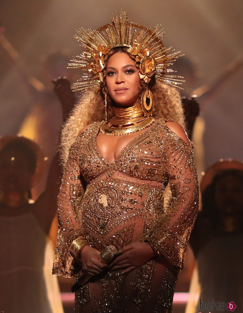 Beyoncé luciendo embarazo en su actuación en los Premios Grammy 2017