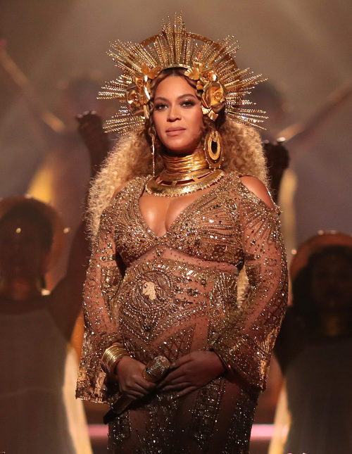 Beyoncé luciendo embarazo en su actuación en los Premios Grammy 2017