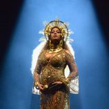 Beyoncé mostrando su abultada barriguita en los Premios Grammy 2017
