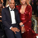 Beyoncé posando junto a Jay Z en los Premios Grammy 2017