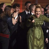 Adele muy emocionada con uno de sus Premios Grammy 2017