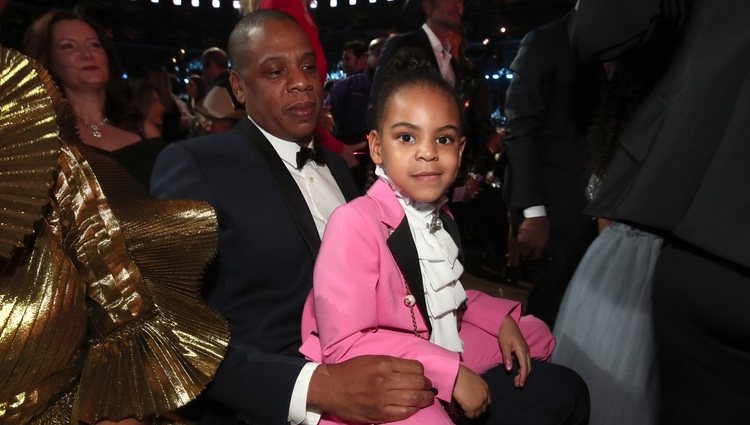 Blue Ivy acompañada de Jay Z en lso Premios Grammy 2017