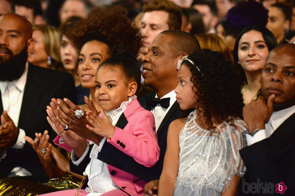 Blue Ivy aplaude el espectáculo de su madre en los Grammy 2017