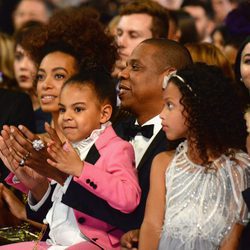 Blue Ivy aplaude el espectáculo de su madre en los Grammy 2017